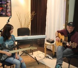 Сёмочкин Анатолий Валерьевич обучает игре на гитаре